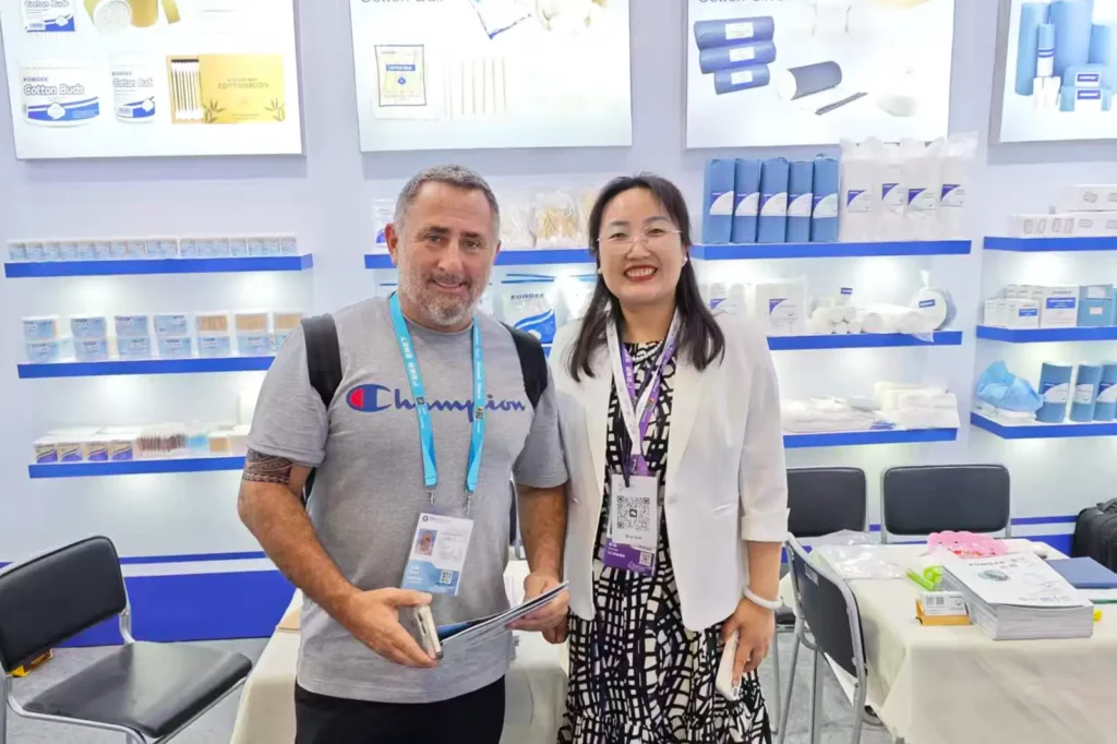 KONGEE Medical team and global clients at the 139th Canton Fair in Guangzhou 2